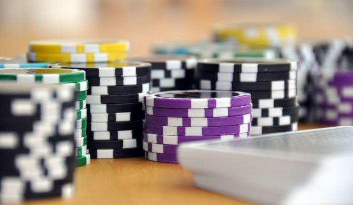 Poker Chips und Karten