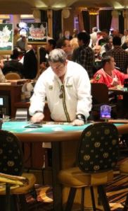 Mann steht am Casino Roulette Tisch